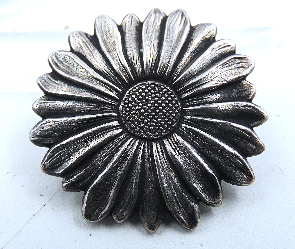 SAM_8714 Old flower-shaped vintage clip scarf brooch - Image 1