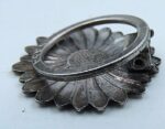 Old flower-shaped vintage clip scarf brooch - Image 3