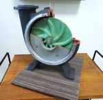 Vintage technical teaching aid - water pump model on a base - Image 2
