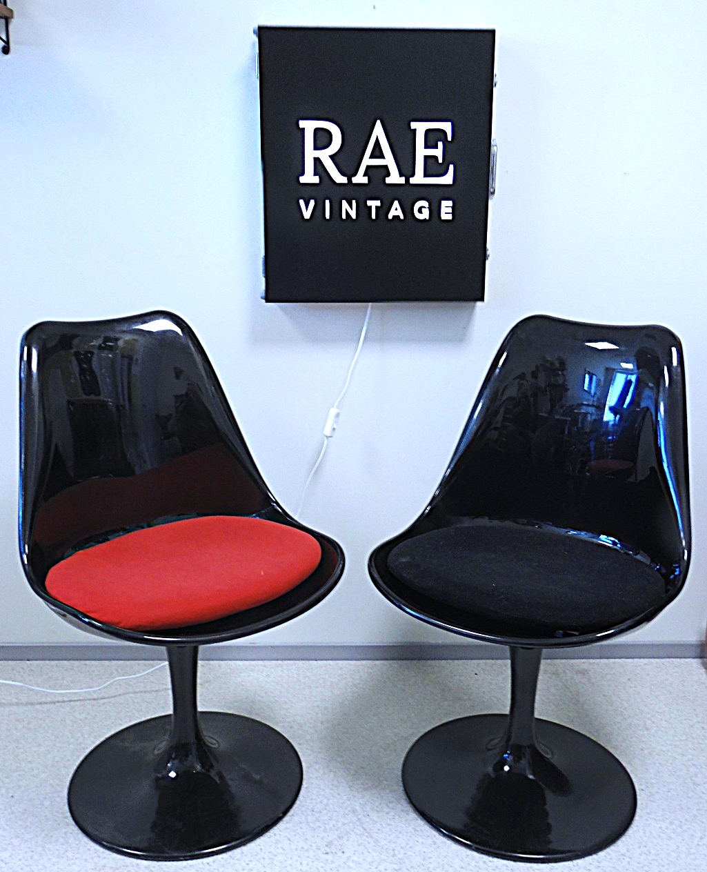 SAM_1164 A pair of two Eero Saarinen style ''tulip'' chairs - Image 1