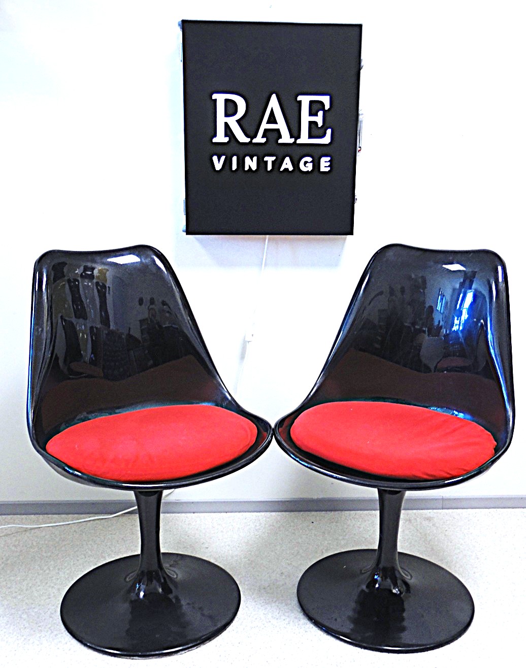 SAM_1260 A pair of two Eero Saarinen style ''tulip'' chairs - Image 1