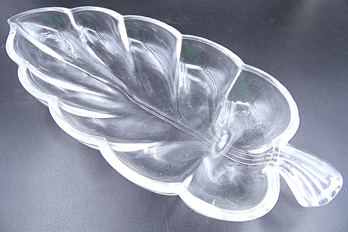 SAM_1377 Vintage pressed glass leaf-shaped platter - Image 1