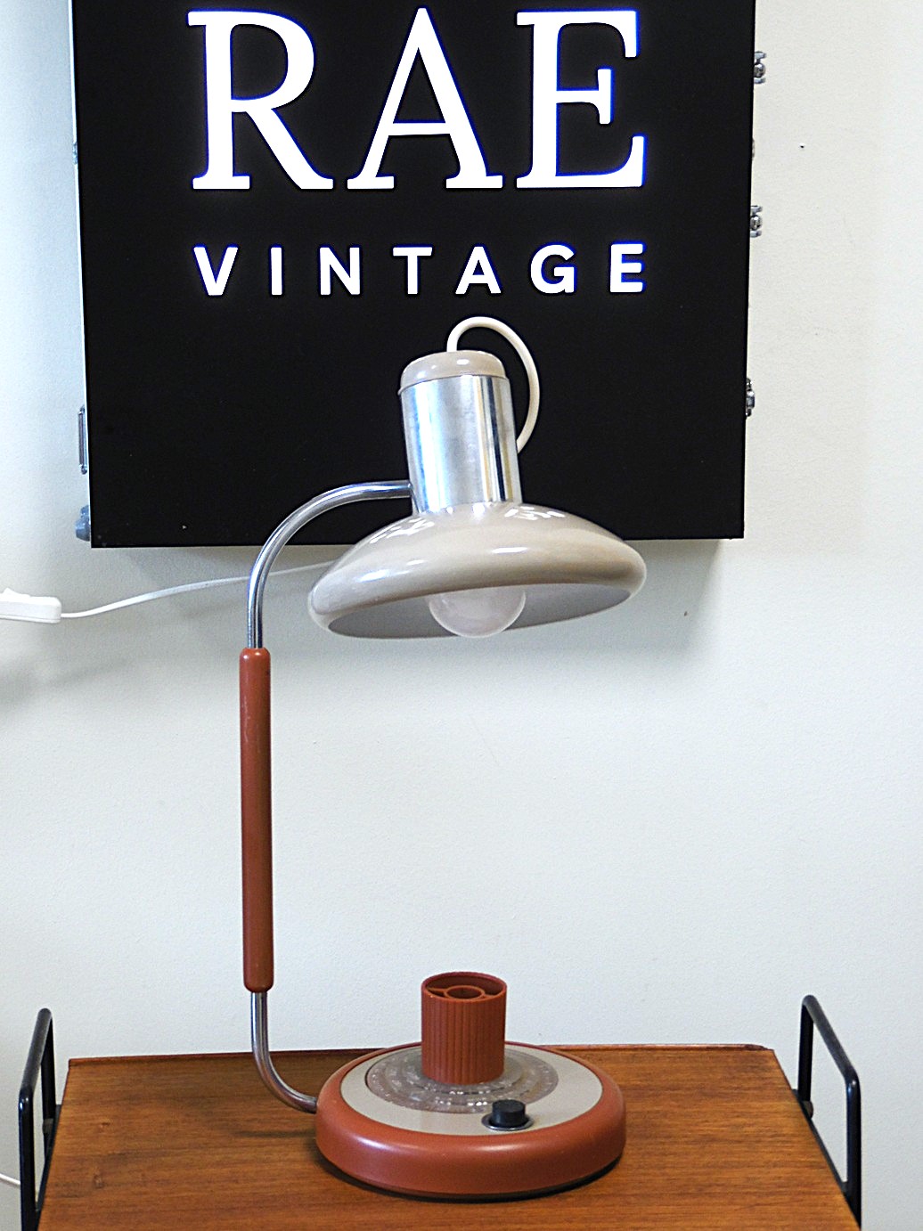 SAM_1895 Vintage Soviet Table Lamp with Calendar and Pen Holder - Image 1