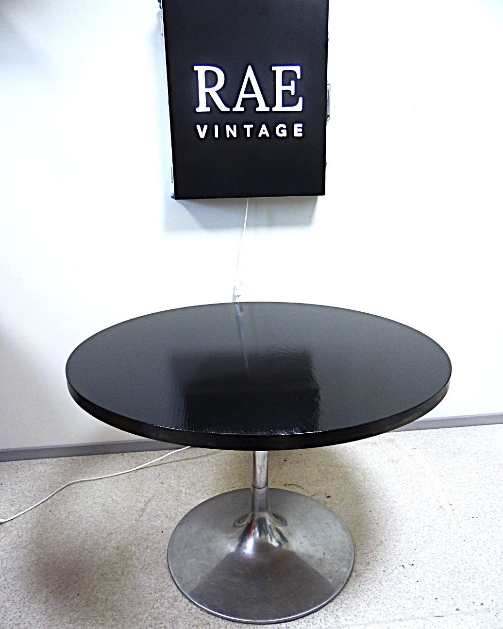 SAM_2124 Vintage round coffee table in a minimalistic Scandinavian style - Image 1